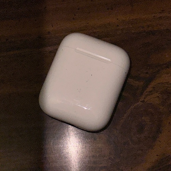 Apple AirPods with charging case (2nd generation)